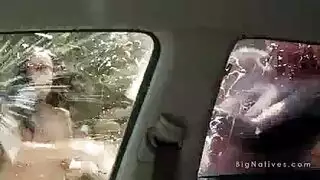 عاهرتان كبيرتا الصدر تتبللان بغسيل سيارة ثم تخضعان لإيلاج مزدوج