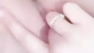 مراهقة تستعرض كسها الوردي المنتوف في مشهد مغربي ساخن