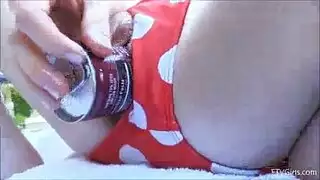 إباحية مراهقة حمراء الشعر: علبة بيرة عميقاً في كسها المتسع