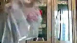 فتاة كبيرة الصدر تتباهى بملابس داخلية قبل ممارسة جنس إباحي مكثف