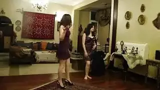 عاهرات مصريات يقدمن عرض رقص إباحي في بيت دعارة فاخر