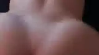 جنس بعد الدوام: زميلة نحيفة تعطي فمًا حميميًا