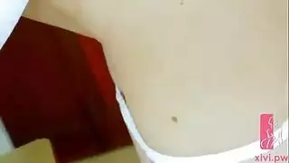 مراهقة تستمني في متجر ملابس داخلية سري وتكاد تبلغ النشوة