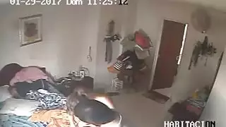 كاميرا تجسس في النظارات: التلميع يتحول إلى جلسة جنس عنيف