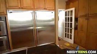 مثيرة وجريئة، تتعري ثم تُمارس الجنس بقوة على أرضية المطبخ