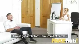 مقابلة مكتبية تتحول إلى جنس قوي على المكتب مع مديرة مثيرة