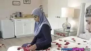 فيلم إباحي مع فتاة محجبة مصرية وشاب سعودي: جنس عنيف