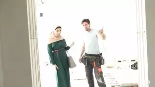 رغبات سرية: الزوجة المحجبة تُثقب بواسطة عامل الصيانة