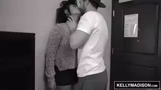 شرموطة تحب الكبير و الزب الاسود و تمسكه حتى ينتصب و تسخنه بقوة و تهج نياكها