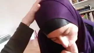 شاب عربي ساخن يمارس معها جنسًا صريحًا وينتهي على صدرها