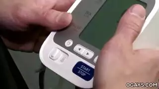 عيادة إكس إكس إكس: الطبيب يمارس الجنس مع مؤخرة المريض في مشهد صريح