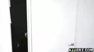 فيلم سحاقي بالعضو الصناعي: شقراء تمارس الجنس لتعليم حبيبها الأساسيات