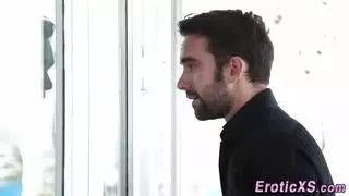 مراهقة صغيرة ذات أثداء صغيرة تمص قضيبًا بعمق وهي ترتدي حمالة صدر وسروال ضيق بيضاء