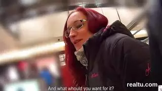 فتاة وقحة تم القبض عليها وتمت ممارسة الجنس معها في المقعد الخلفي ثم الفندق من قبل سيدة ناضجة