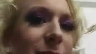 فارس عشوائي يضاجع شقراوين مثيرتين بينما يستمني صديقهما