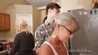 ثنائي جنسي صريح: قضيب شاب يلقح امرأة ناضجة ومراهقة، ويحكم على الفتحات المبتلة