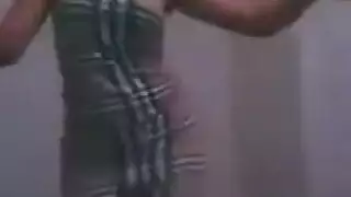 عاهرة جزائرية تنوح وتكشف كسها للجنس الجماعي