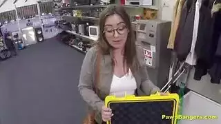 فتاة سمراء مثارة تبلع القضيب بعمق وتريد جنس شرجي خشن