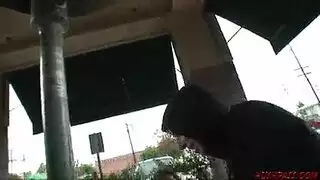 امرأة سمراء ممتلئة الجسم مع أثداء مثالية تمارس الجنس مع غرباء عشوائيين