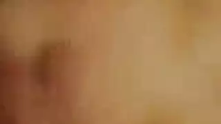 امرأة مخضرة تكشف فتحتها الوردية الضيقة