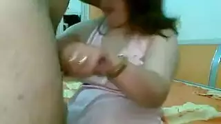 سكس مصري متزوج ساخن – جنس جماعي في غرفة نوم حمراء