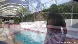 لعق البظر الناري والعمل السحقي المشتعل بجانب المسبح