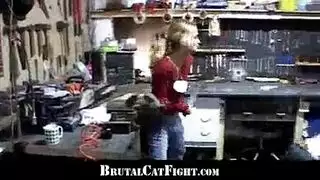 عراك فتيات عنيف يؤدي إلى وضعية كلابية بدون وقاء للميكانيكي