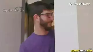 محاكاة جنس افتراضي: حركات جنسية صريحة مدبلجة