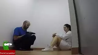 ممرضة في حالة شبق تظهر فرجها لعامل الصيانة للحلق والنيك