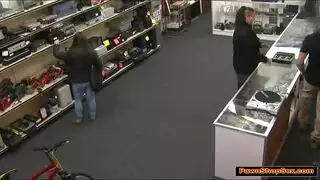 إباحية مدفوعة: لاتينية تلاعق قضيبين غريبين بعمق