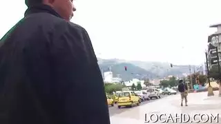 هي لا تتحدث الإسبانية، لكن فرجها يفعل في هذا المشهد الإباحي