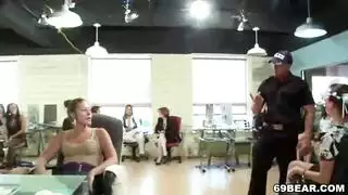 جماعة الجنس الفموي البريطانية لرجل عارٍ بين نساء