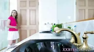 فتاة صغيرة تتعرض لجنس جماعي بينما يشاهدها صديقها