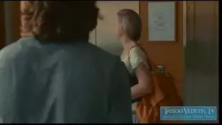 إباحية في حديقة عامة: فتاة صغيرة طويلة الشعر تأخذ قضيبًا