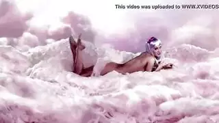 عمود ضخم يأخذها من الخلف