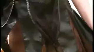 ضربات قوية لعاهرة مرنة في وضعية جنس برفع الأرجل