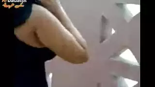 فتاة سعودية محجبة مثيرة تخلع العباءة وتستمني أمام الكاميرا