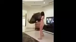 إثارة رقص الملابس الداخلية تؤدي إلى مص عميق وجماع من الخلف