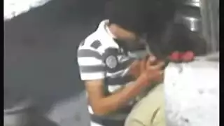 تثبيت الجارة الممتلئة لجنس خشن على السلم