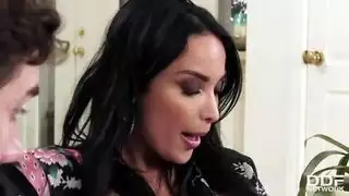 امرأة ناضجة كبيرة الصدر تغوي قضيب شاب صلب لجلسة مضاجعة عميقة