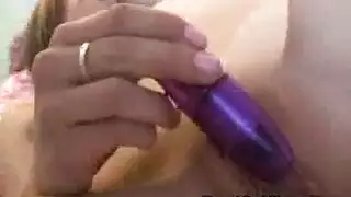 عصير ليمون حامض يقطر على زبور كبيرة سوداء