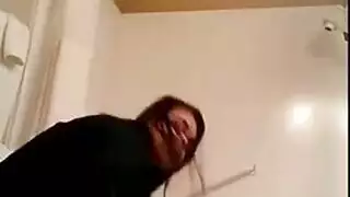 فتاة جذابة تثير بكسها وطيزها المذهلين في مشهد صريح