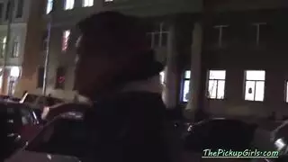 إباحية مثلية ساخنة: صديقات تستكشفن الفرج على الأريكة