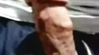 عاهرة محجبة xxx تخلع ملابسها بالكامل، كاشفة عن منحنياتها وفرجها الحليق