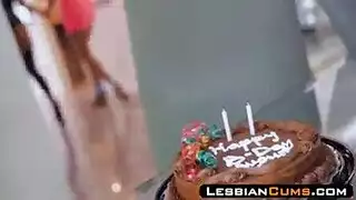 سحاق جامح صريح: مشاركة قضيب اصطناعي أسود ضخم