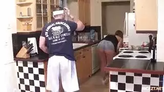 أخ xxx يتسلل إلى غرفة أخته لممارسة جنس عنيف