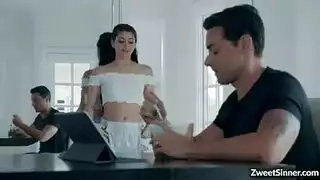  جليسة الأطفال المراهقة الشهوانية تفتح كسها لقضيب صاحب المنزل الصلب