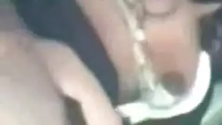 ممرضة نقاب شقية تأخذ القضيم في فمها وتظهر ثدييها