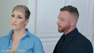 زوجة الأب تُكتشف عارية وتسمح له بالقذف داخلها