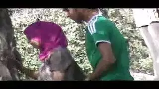 جنس جماعي علني في الحديقة: شاب عربي يضرب حبيبته بقوة